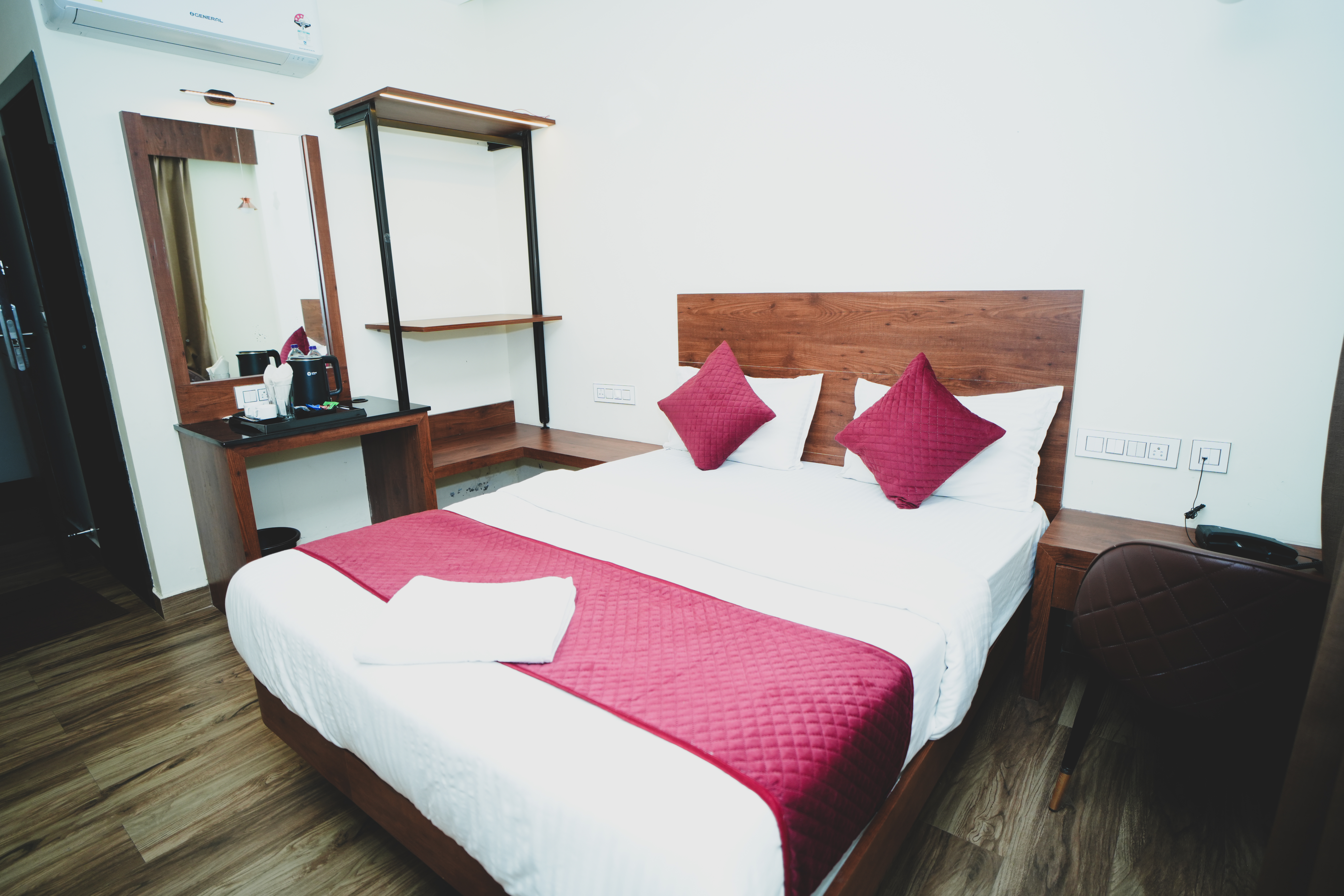 Deluxe Queen AC Room