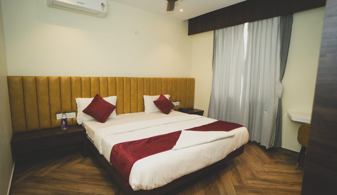 DELUXE QUEEN AC ROOM